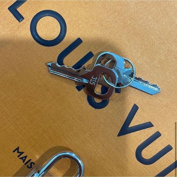 Louis Vuitton Silver Lock and Key - Picture 4 of 5